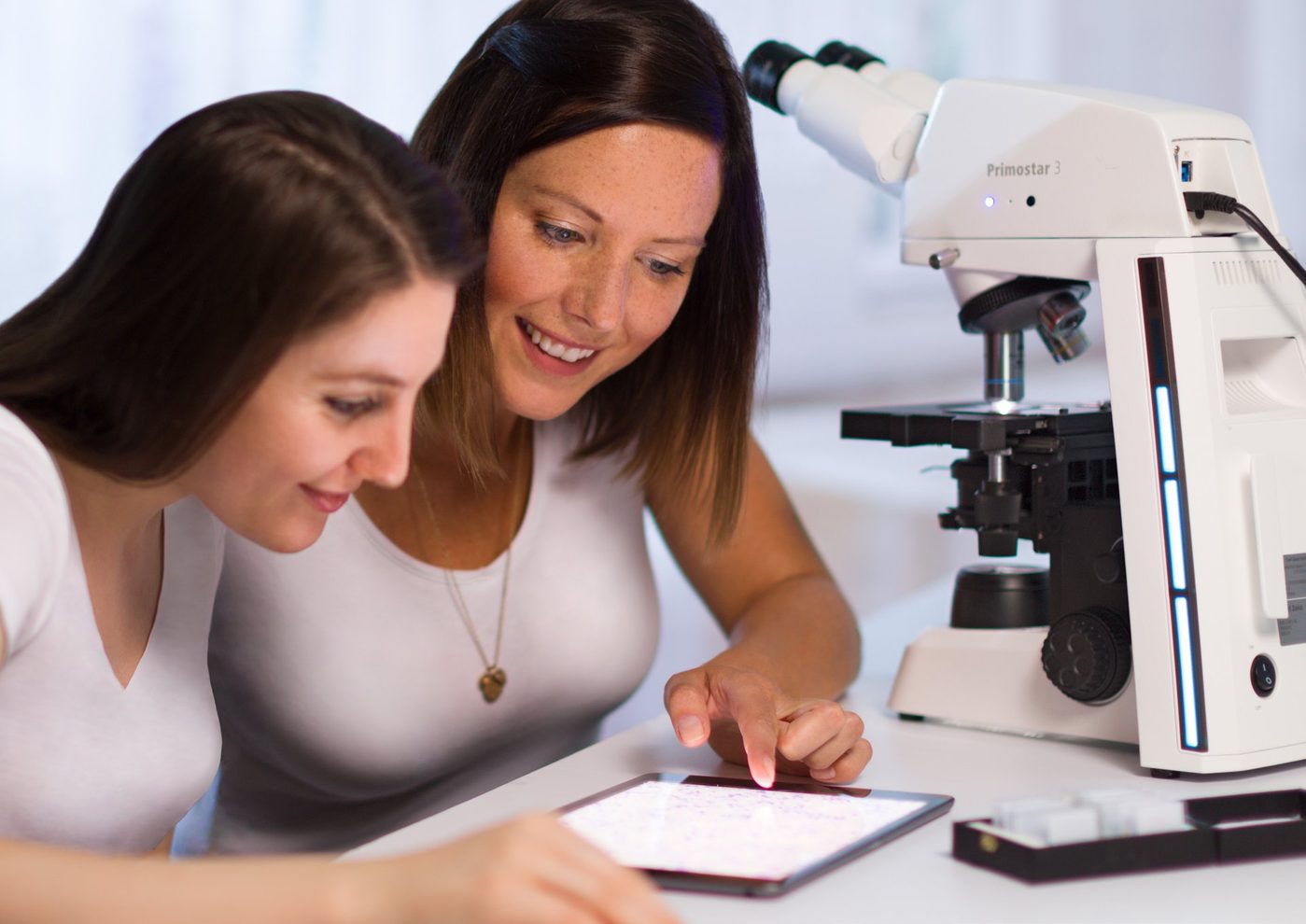 Microscopio ZEISS Primostar 3 en uso en entorno educativo digital